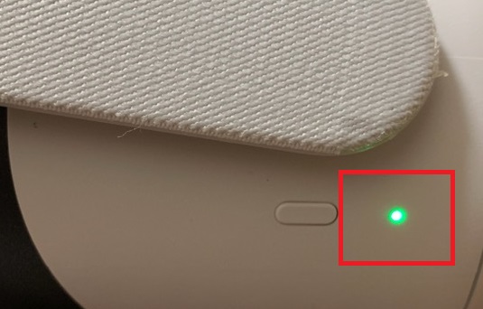 ヘッドギアの充電が完了すると、ランプが緑色に変わる